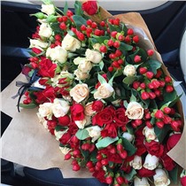 Кустовые розы с ягодами гиперикуом