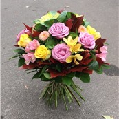Осенний букет Ярослава (паникум, лизиантус, альстромерия, розы, кверкус, брассика) заказать доставку в Москве по лучшей цене в Салоне флористики на Расковой 23а. Круглосуточная доставка в Москве и МО.