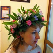 Венок Злата (кампанула, лизиантус, эуфорбия, кустовая роза) заказать доставку в Москве по лучшей цене в Салоне флористики на Расковой 23а. Круглосуточная доставка в Москве и МО.