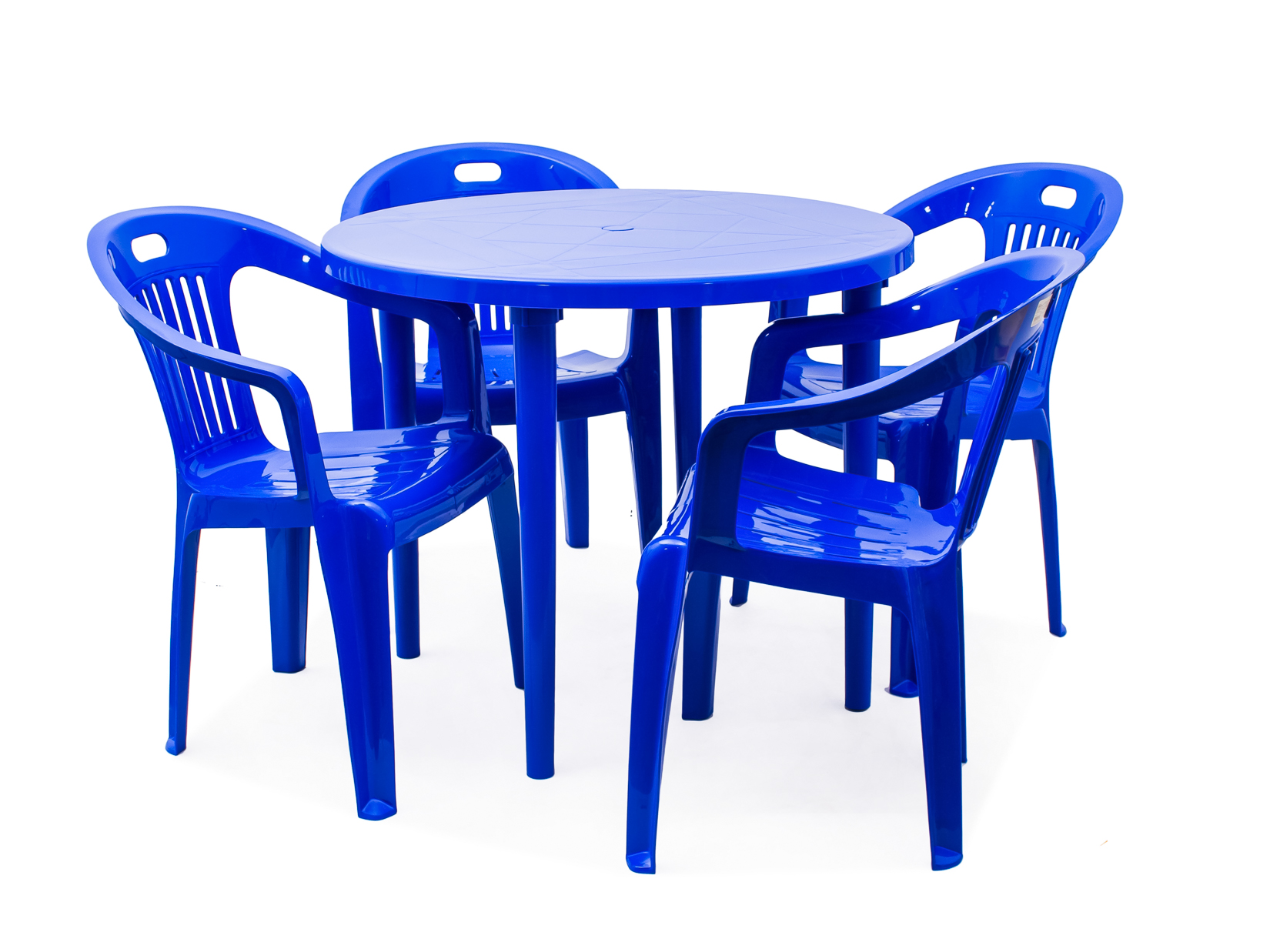 стол и стулья из пластика
